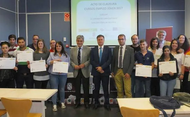 Alumnos muestran sus diplomas acreditativos junto a representantes de la Diputación y de la EOI, en el Vicam. 