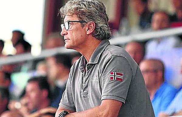 Jordi Fabregat, viendo un partido desde la grada.