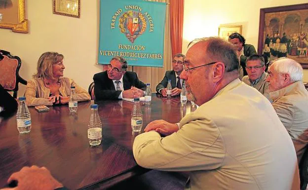 El consejero de Educación de la Junta, FernandoRey, participa en las deliberaciones de los miembros del Patronato de laFundación Rodríguez Fabrés.