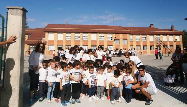 Javi Guerra, con un grupo de estudiantes del CRA Campos Castellanos.