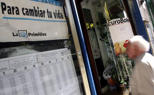 Un hombre entra en una administración de loterías.