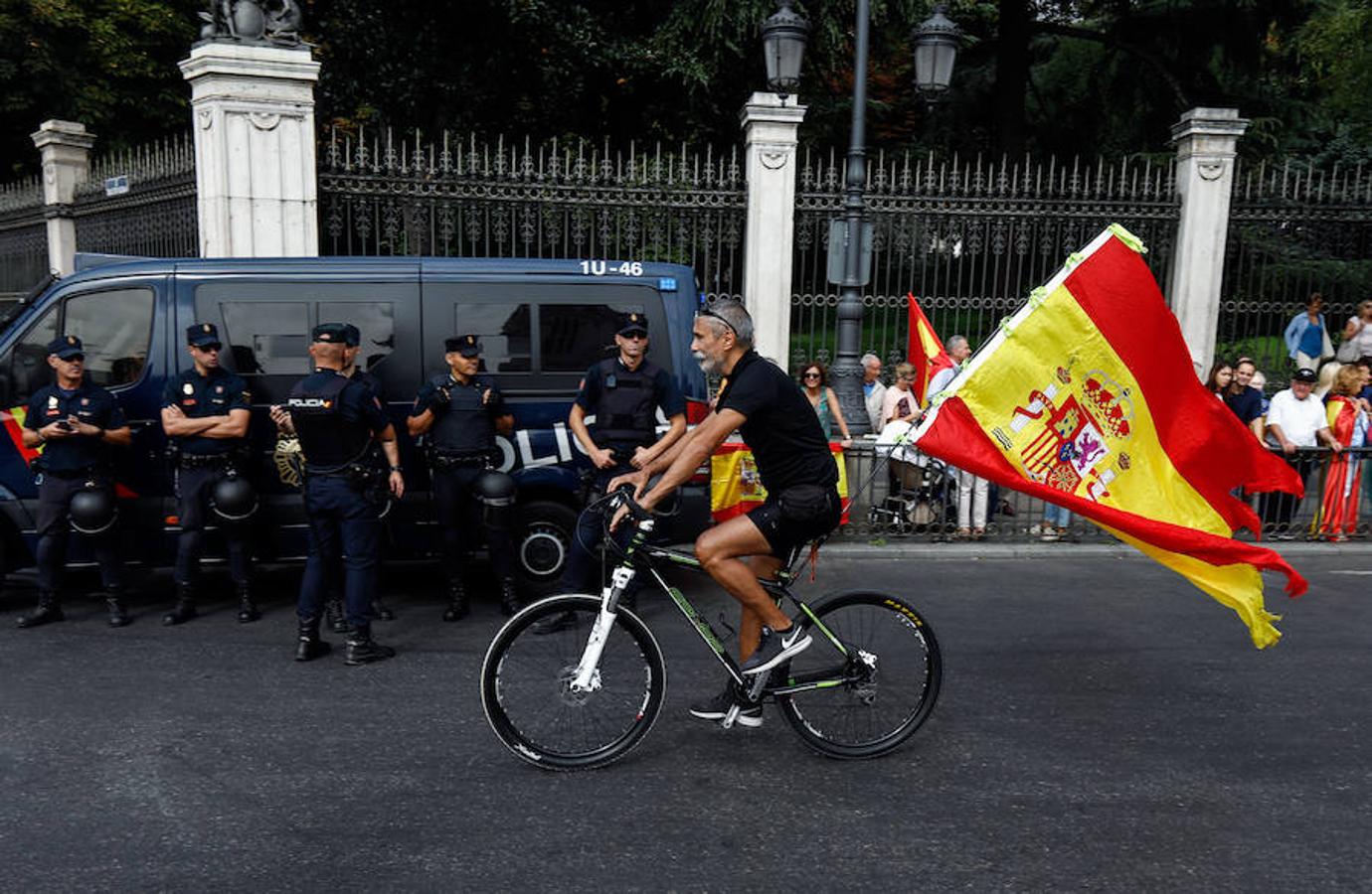 Miles de personas se han manifestado en Madrid contra el 1-O.