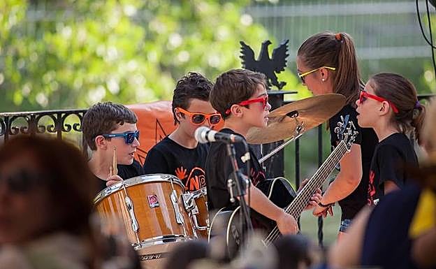 Integrantes del grupo Ni pies ni cabeza.