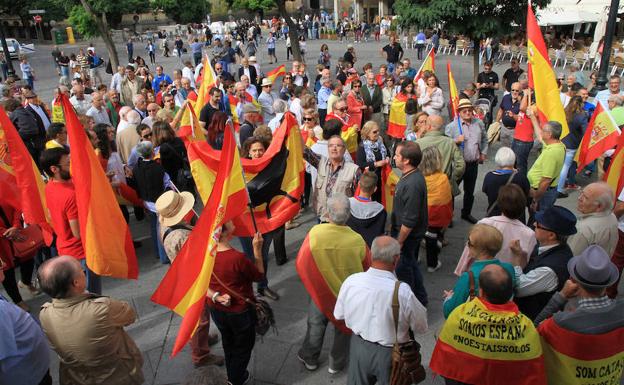 Participantes en la concentración en la plaza Mayor de Segovia.