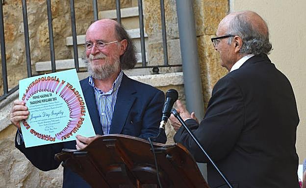 Joaquín Díaz, en el instante de recibir el premio en Urueña. 