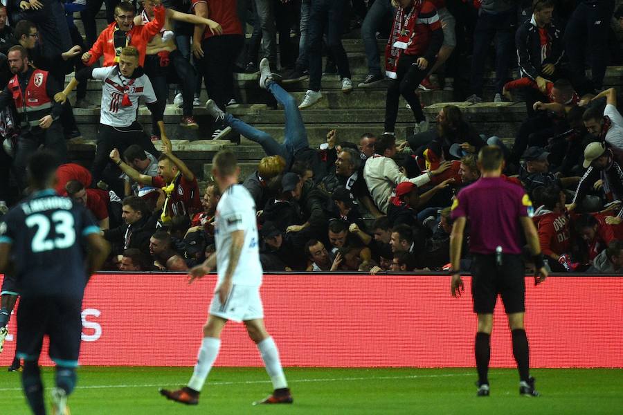 Una grada del Estadio de la Licorne se vino abajo tras el gol del francés Ballo-Touré, que desencadenó la caída de varios aficionados visitantes.