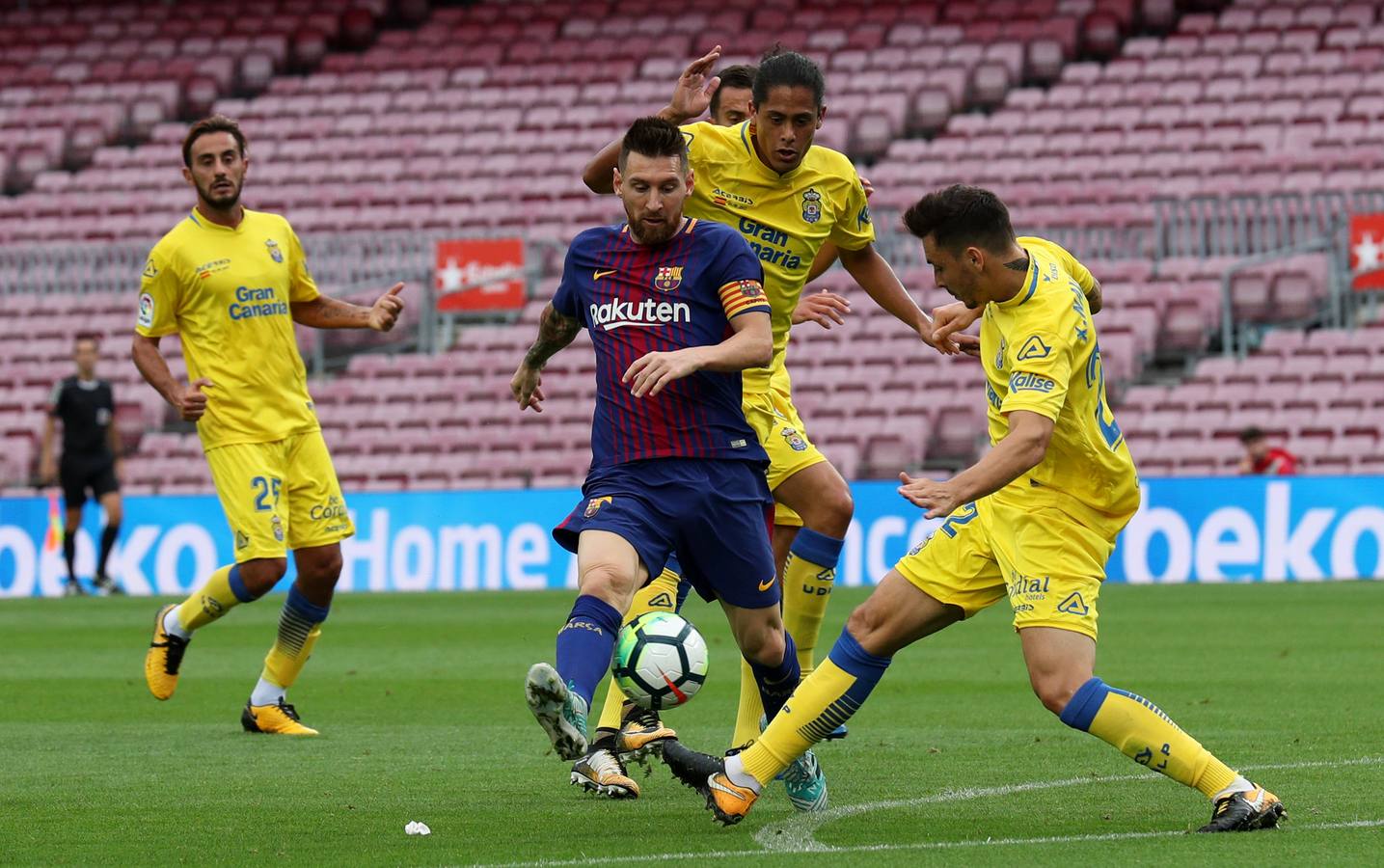 Las mejores imágenes del partido de la séptima joranda de Liga entre el Barcelona y e Las Palmas, que se ha disputado a puerta cerrada.