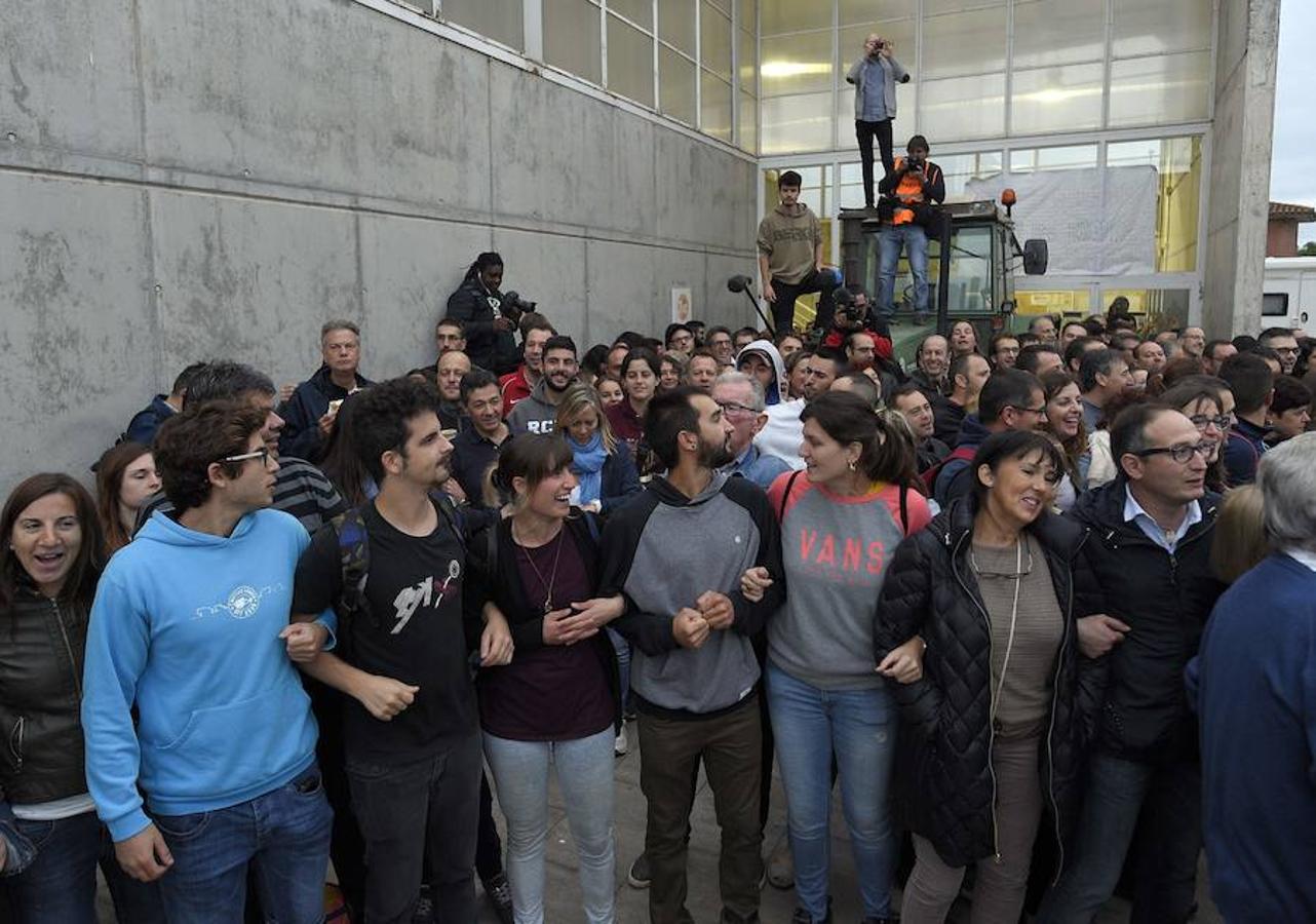 En varios puntos de Cataluña se han vivido momentos de tensión, entre manifestantes y agentes de policía, durante el referéndum soberanista