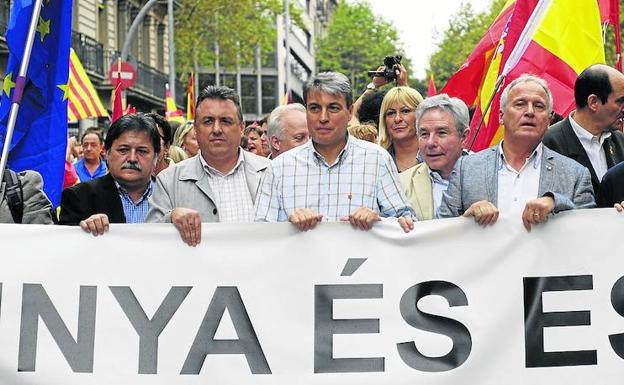 Policarpo Sánchez, en el centro de la imagen, porta la pancarta que encabezó la movilización.