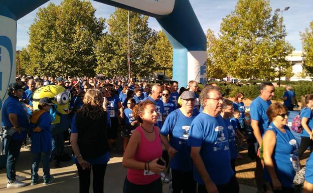 Salida de la caminata solidaria por el Banco de Alimentos. 