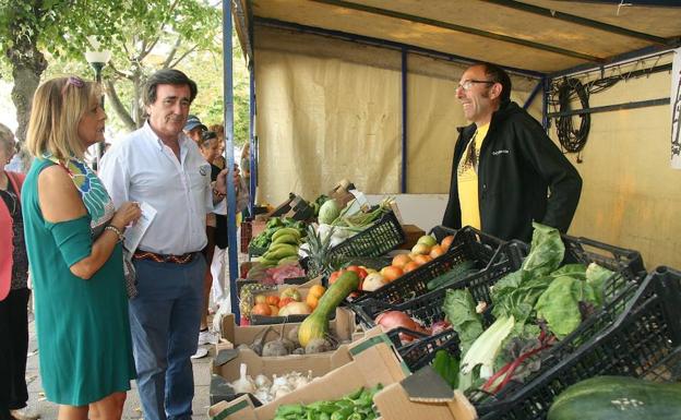 El alcalde de Cuéllar, Jesús García, durante la visita al mercado Ecológico.