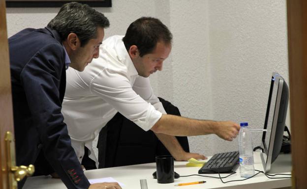 José Bayón y Alberto Serna, durante el recuento.