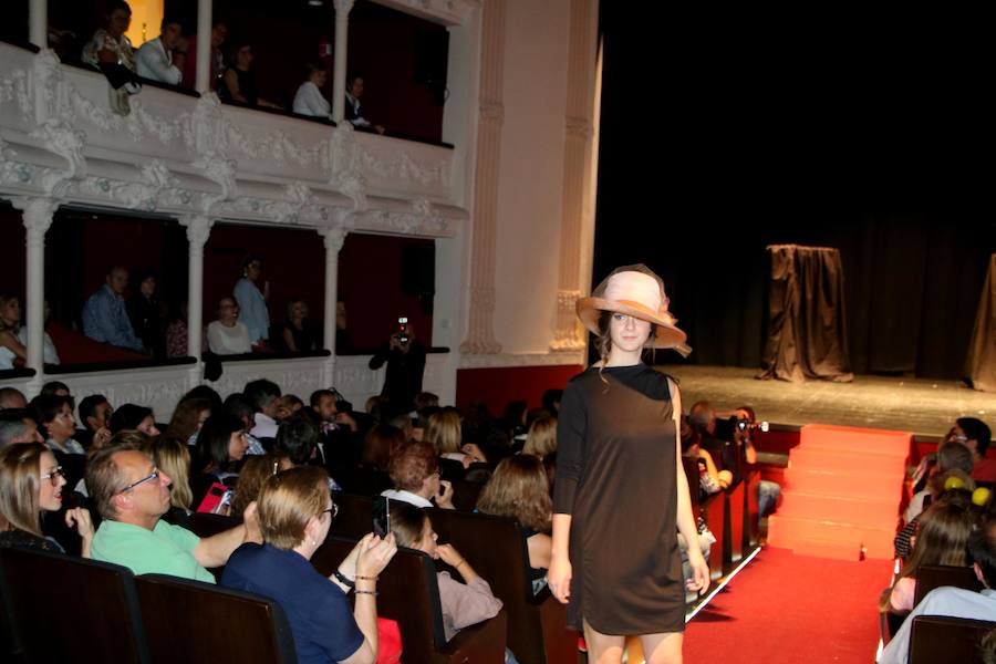 Una gala organizada por la Asociación Palentina con el Pueblo Saharaui que este año ha llegado a su décima edición y que congregó a centenares de palentinos en el Teatro Principal