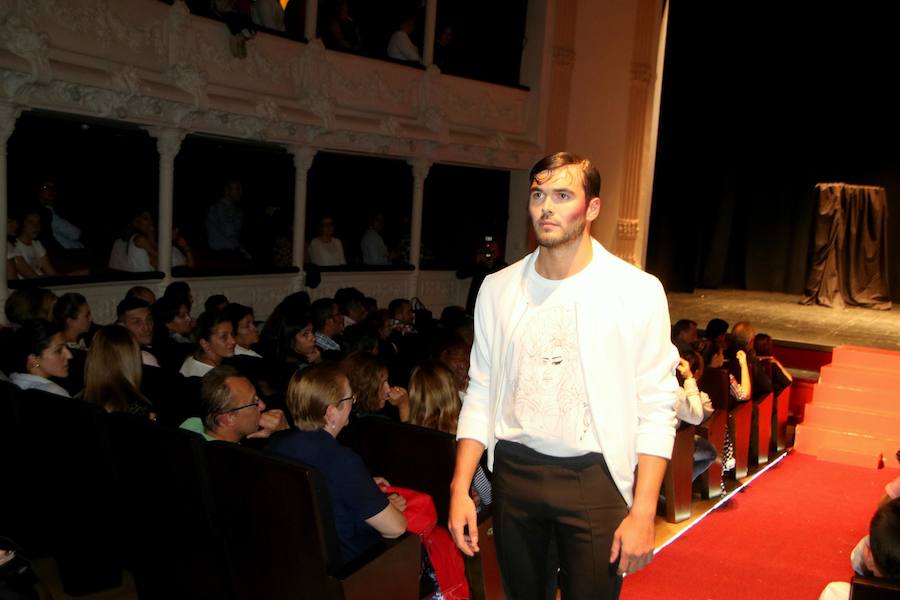 Una gala organizada por la Asociación Palentina con el Pueblo Saharaui que este año ha llegado a su décima edición y que congregó a centenares de palentinos en el Teatro Principal