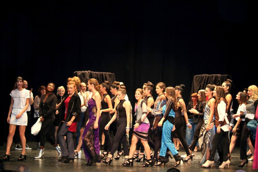 Una gala organizada por la Asociación Palentina con el Pueblo Saharaui que este año ha llegado a su décima edición y que congregó a centenares de palentinos en el Teatro Principal