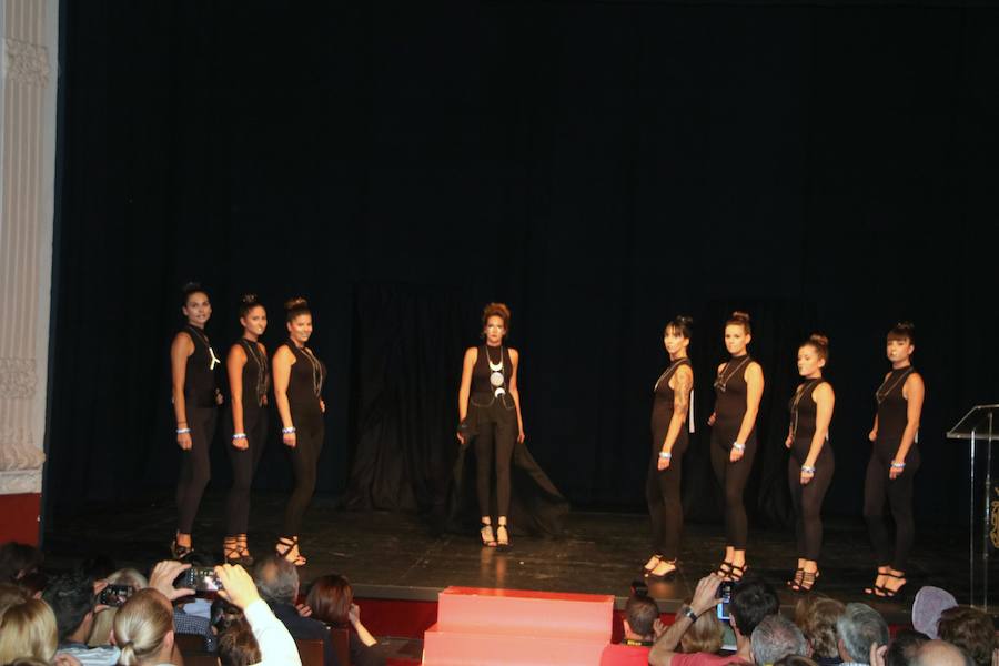 Una gala organizada por la Asociación Palentina con el Pueblo Saharaui que este año ha llegado a su décima edición y que congregó a centenares de palentinos en el Teatro Principal