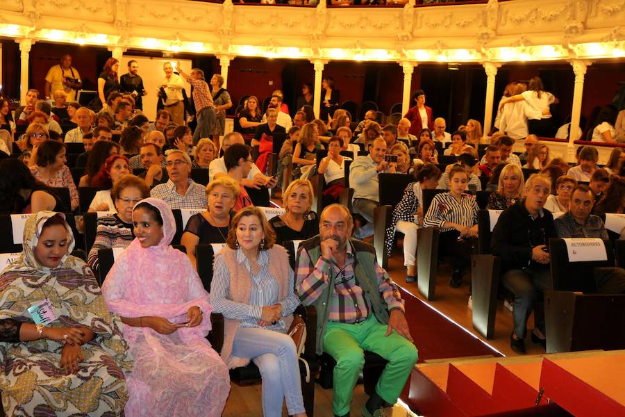 Una gala organizada por la Asociación Palentina con el Pueblo Saharaui que este año ha llegado a su décima edición y que congregó a centenares de palentinos en el Teatro Principal