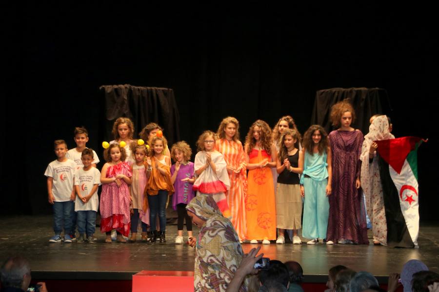 Una gala organizada por la Asociación Palentina con el Pueblo Saharaui que este año ha llegado a su décima edición y que congregó a centenares de palentinos en el Teatro Principal