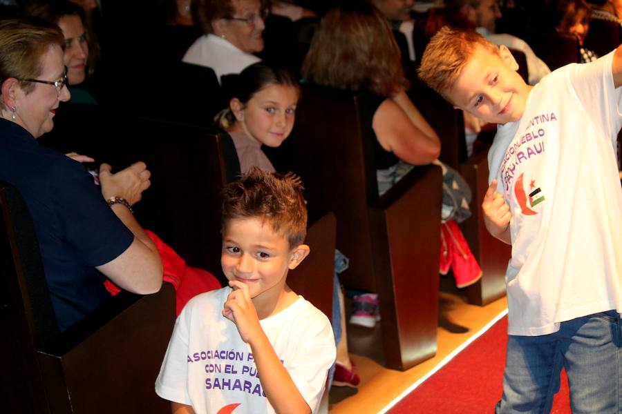 Una gala organizada por la Asociación Palentina con el Pueblo Saharaui que este año ha llegado a su décima edición y que congregó a centenares de palentinos en el Teatro Principal
