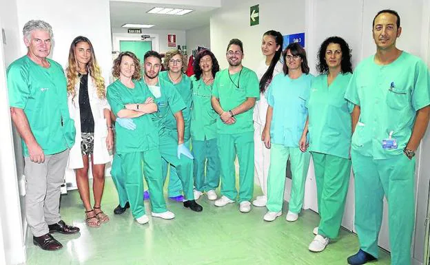Parte del equipo médico, de enfermería y auxiliares de Aparato Digestivo, en la unidad de Endoscopias. 