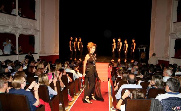 Una modelo en la pasarela del teatro Principal.