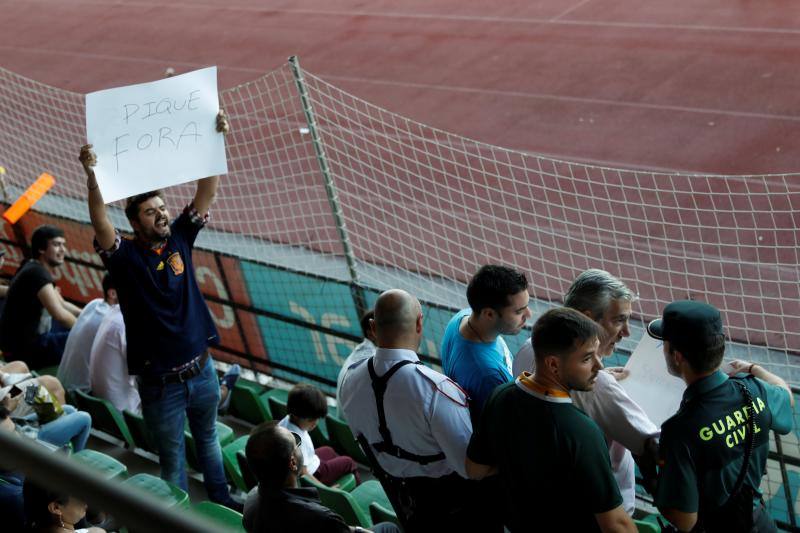 Los aficionados españoles recibieron a Gerard Piqué con insultos y abucheos, y pancartas reclamando su marcha inmediata de la selección española.