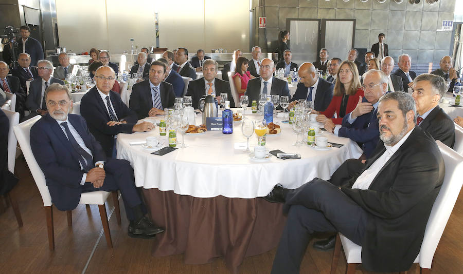 Durante su conferencia en el encuentro que patrocinan la Junta, Banco Sabadell, Gullón, Corporación Llorente y Collosa, el ex ministro de Asuntos Exteriores, de Industria y de Ciencia y Tecnología ha manifestado que «España sufre un problema de competitividad y otro de cohesión» 