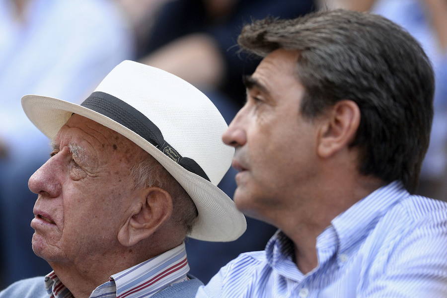 12.09.15 -Los ganaderos Victorino Martín, padre (i) e hijo (d), durante la cuarta corrida de la Feria de Nuestra Señora de San Lorenzo de Valladolid.