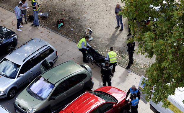 Los agentes proceden al levantamiento del cadáver.