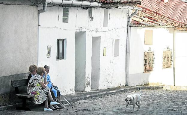 Los pueblos de Teruel ofrecen a sus nuevos vecinos casas baratas y mucha paz. Debajo, Gary Bedell, el promotor de la idea