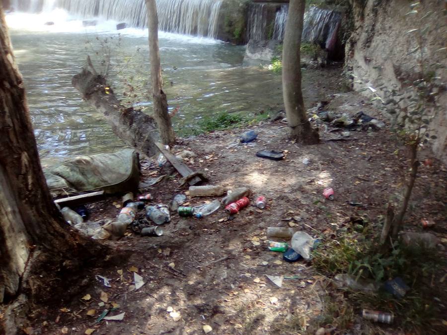 Voluntarios de Los Amigos del Pisuerga se encontraron desde colchones hasta ruedas y capazos de bebé durante las tareas