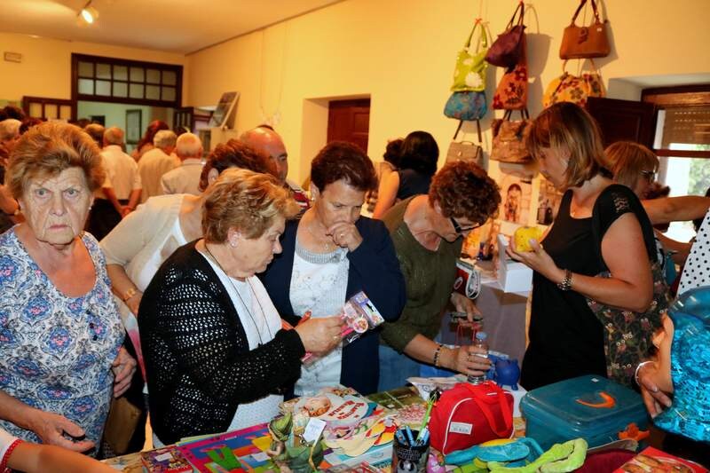 Los palenzolanos se han implicado aportando diversos objetos y textiles para que pudieran ser adquiridos por otros vecinos