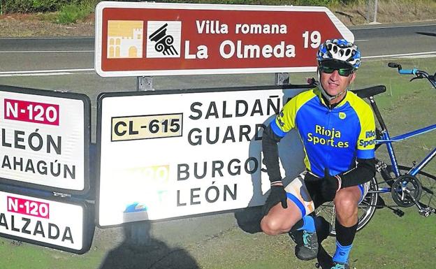 El logroñés Manuel Pliego posa delante de unas señales en la provincia de Palencia, a su paso con ‘La Trepadora’.