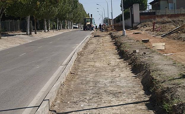 Obras de construcción del carril bici en la carretera de Aguasal.