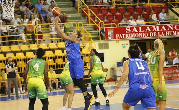 Erika de Souza lanza a canasta ante el CBAl-Qázeres en el reciente trofeo de Ferias ante la mirada de Nicholls, baja hoy las dos. 