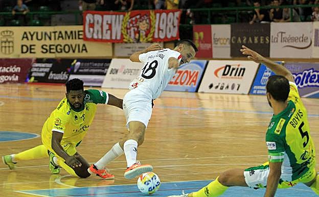 Carlos intenta superar a Bingyoba y Boyis, del Jaén Paraíso Interior, durante el último partido de Liga.