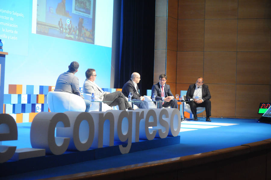 Héctor Fernández, Javier Ruiz Taboada, Alexis Martín, Alejandro Salgado y Julio González Calzada charlaron de redes sociales en el congreso.