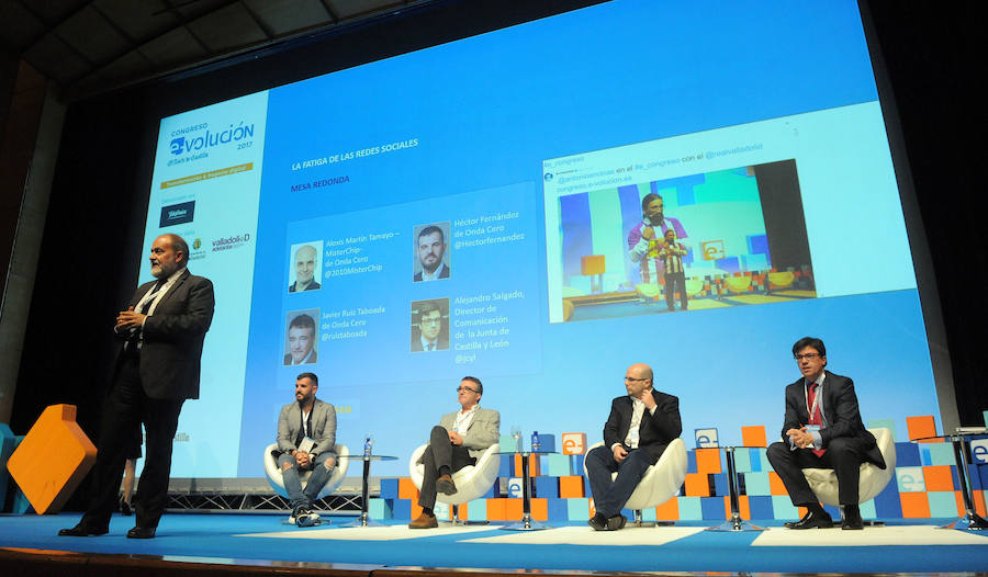 Héctor Fernández, Javier Ruiz Taboada, Alexis Martín, Alejandro Salgado y Julio González Calzada charlaron de redes sociales en el congreso.