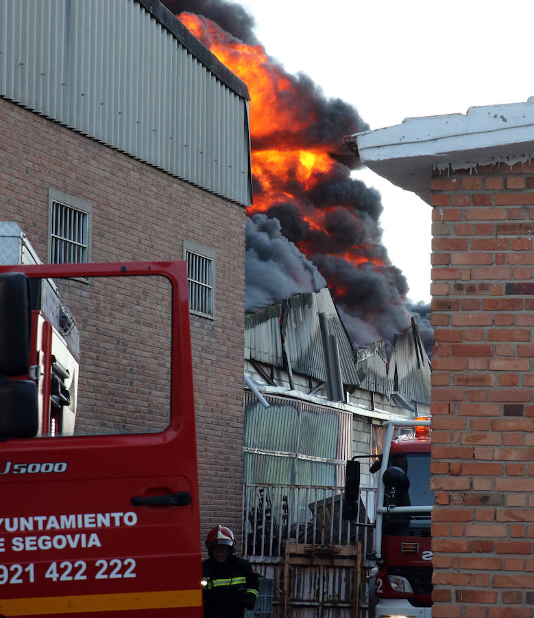 La nave afectada pertenece a la empresa Hijos De Plácido Hernández situada en el polígono de El Cerro de la capital segoviana