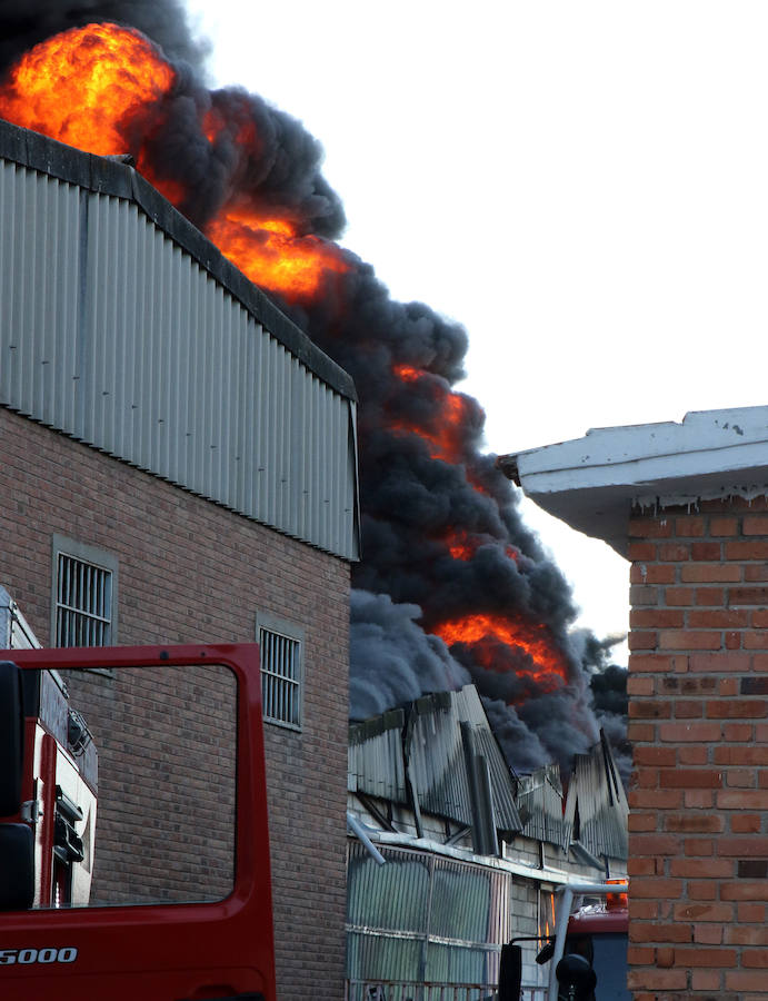 La nave afectada pertenece a la empresa Hijos De Plácido Hernández situada en el polígono de El Cerro de la capital segoviana