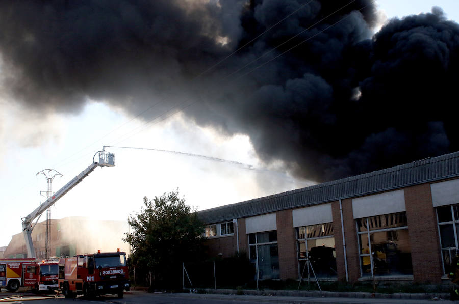 La nave afectada pertenece a la empresa Hijos De Plácido Hernández situada en el polígono de El Cerro de la capital segoviana