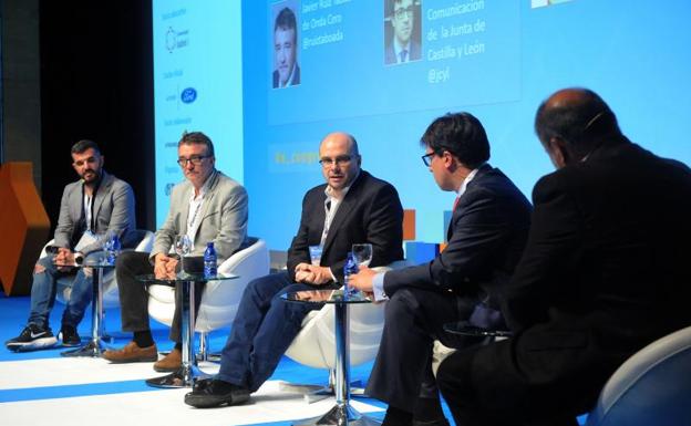 Héctor Fernández, Javier Ruiz Taboada, Alexis Martín, Alejandro Salgado y Julio González Calzada charlaron de redes sociales en el Congreso e-volución.