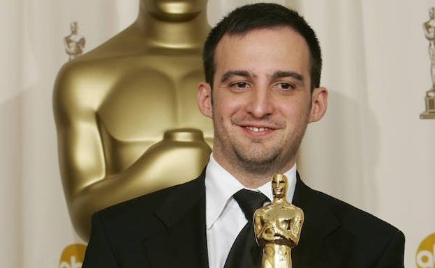 Alejandro Amenábar, con el Oscar que ganó en 2005 por 'Mar adentro'.