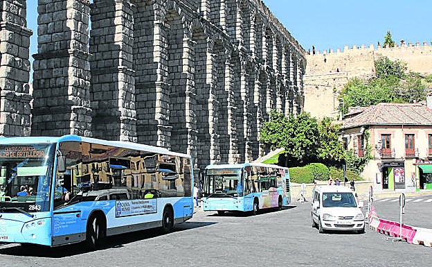 Estado actual de las paradas provisionales a los pies del Acueducto. 