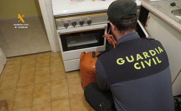 Un guardia civil inspecciona una instalación de butano.