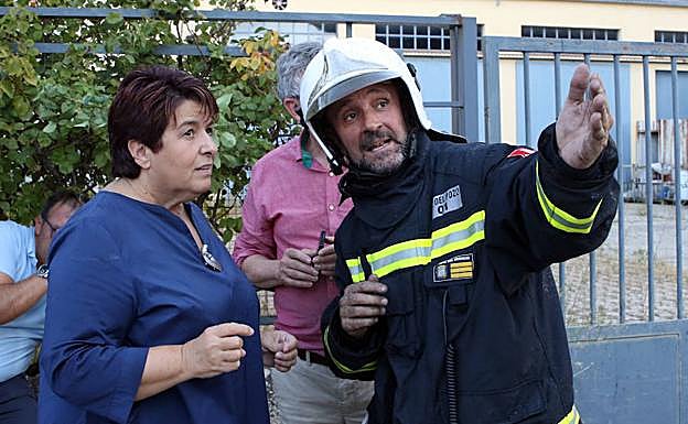 Un bombero explica la situación a la alcaldesa de la ciudad, Clara Luquero. 