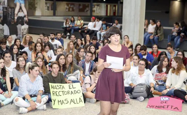 Una alumna interviene durante la concentración en el ágora del campus María Zambrano. 