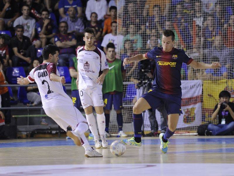 Lin y Burrito disputan un balón durante el choque disputado hace cuatro años.