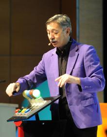 Imagen secundaria 2 - El maestro de ceremonias, Antonio G. Encinas, con la camiseta del Real Valladolid. Bajo él, a la izquierda, los ponentes del bloque 'La fatiga de las redes sociales', Daniel Godoy y Carlos Macho. A la derecha, una actuación del mago Fernando Arribas.