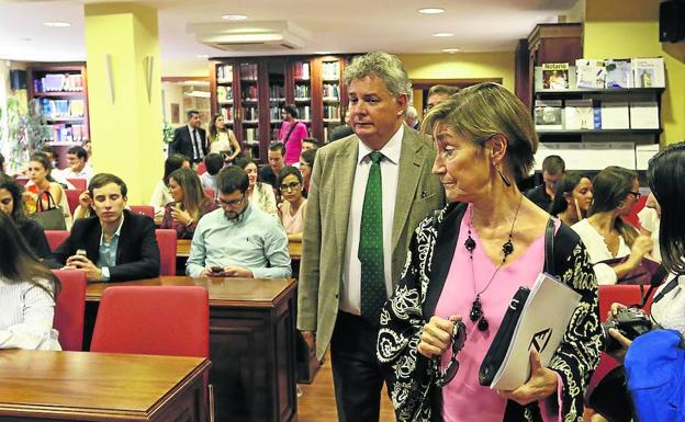 Victoria Ortega, seguida por el decano del Colegio de Abogados de Salamanca, Eduardo Íscar.